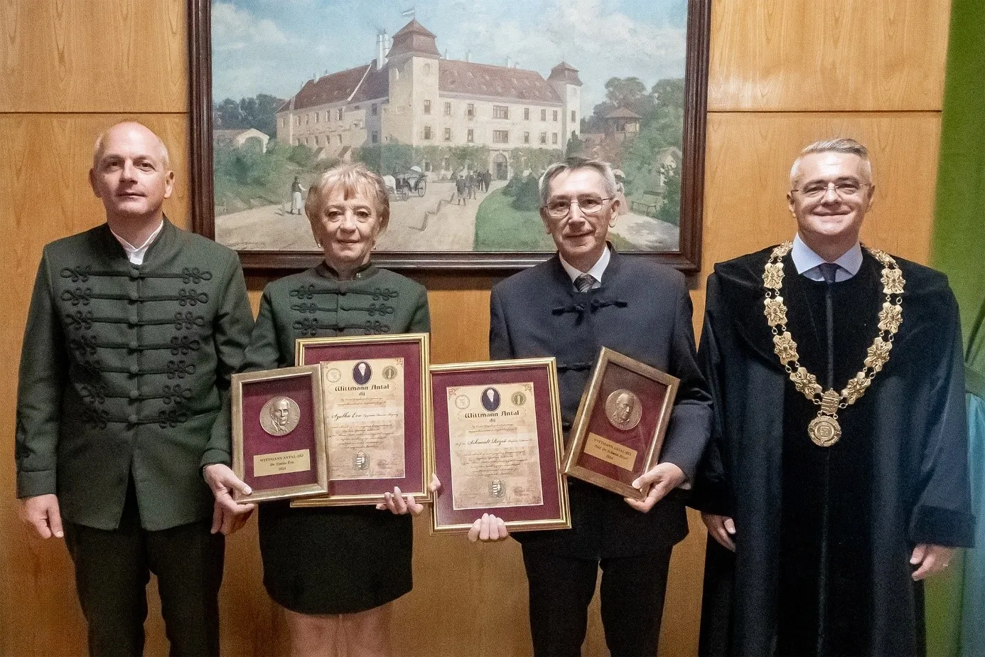 Zsolt Kovács-Csomor, President of the Association of Farmers of Óvár, former Dean of the Faculty, Dr Éva Szalka, Professor Emeritus Dr Rezső Schmidt and Dr Tamás Tóth, Dean of the Albert Kázmér Mosonmagyaróvár Faculty of Széchenyi István University after the presentation of the Antal Wittmann Award (Photo: András Adorján)